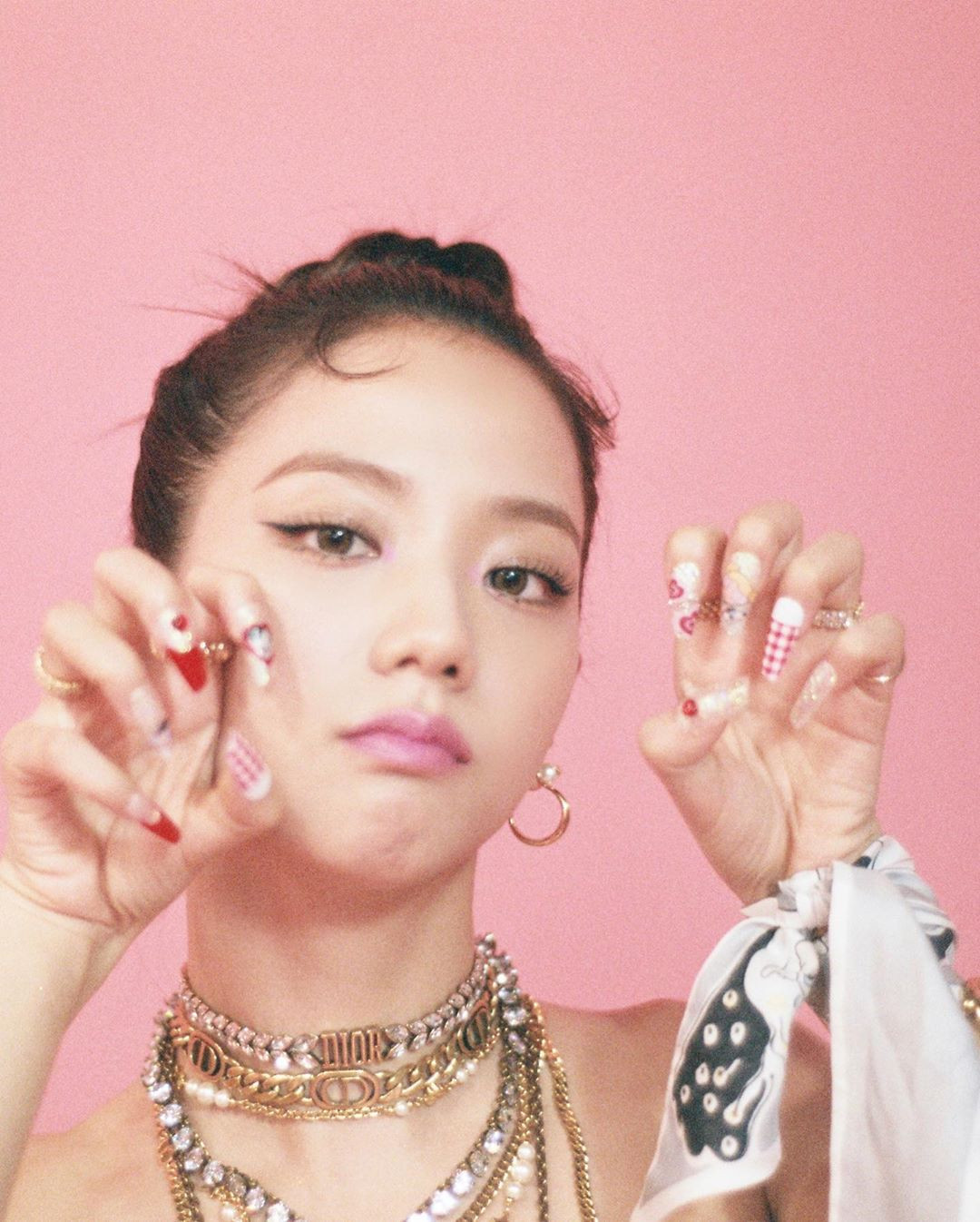 Chỉ có thể là Jisoo (BLACKPINK): Ảnh chụp hậu trường còn đẹp hơn cả trong MV “Ice cream” ảnh 3