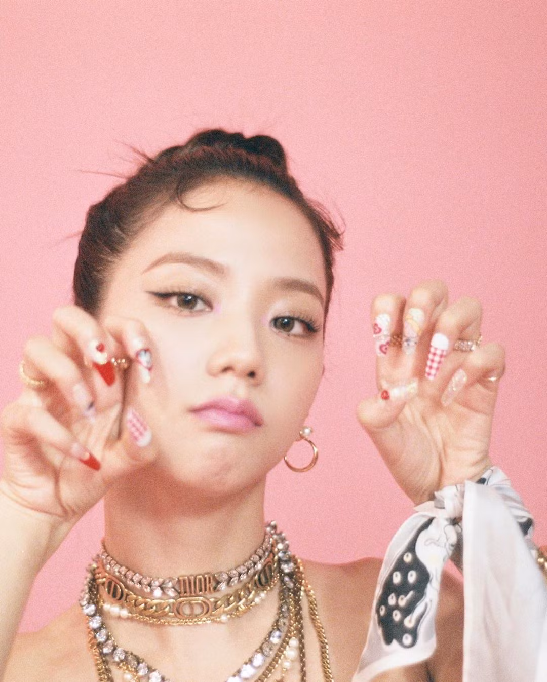 Chỉ có thể là Jisoo (BLACKPINK): Ảnh chụp hậu trường còn đẹp hơn cả trong MV “Ice cream” ảnh 3