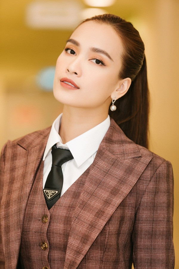 Ái Phương hóa soái tỷ cực cá tính, khoe luôn nhạc phim “Bằng Chứng Vô Hình” ảnh 3