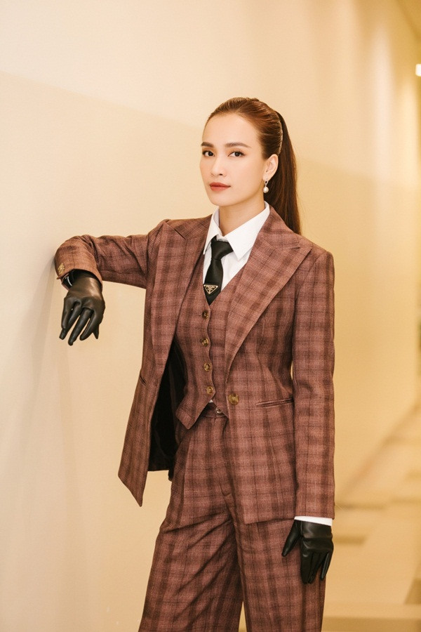 Ái Phương hóa soái tỷ cực cá tính, khoe luôn nhạc phim “Bằng Chứng Vô Hình” ảnh 1