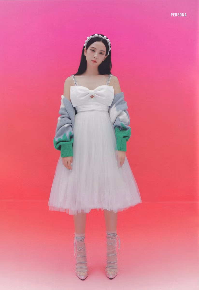 Vóc dáng không đẹp như Địch Lệ Nhiệt Ba nhưng nhờ đâu Jisoo vẫn ghi điểm khi đụng hàng? ảnh 2