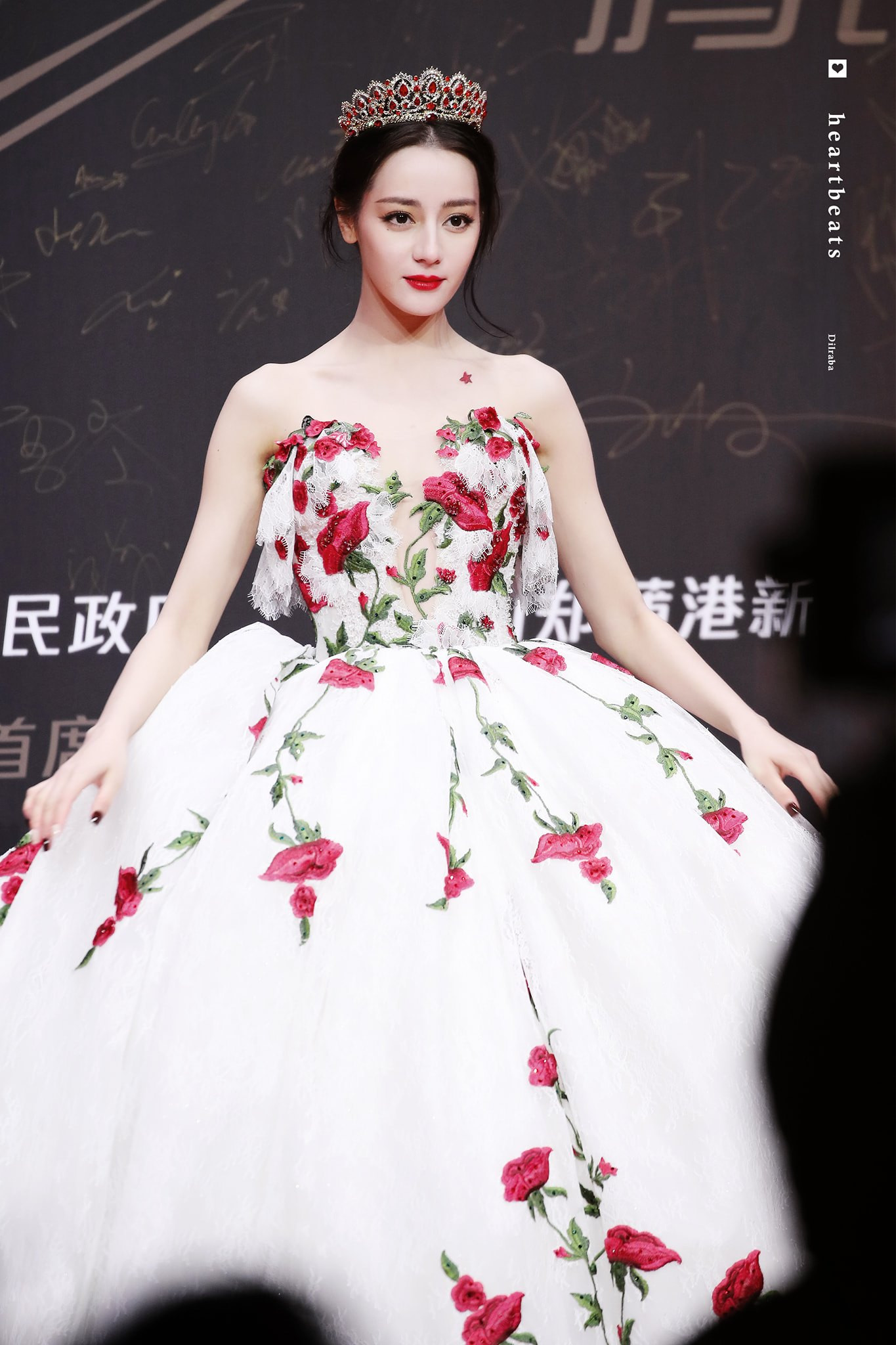 Hiếm hoi lắm Địch Lệ Nhiệt Ba mới chịu cảnh kém sắc trên thảm đỏ vì chọn nhầm tạo hình ảnh 6