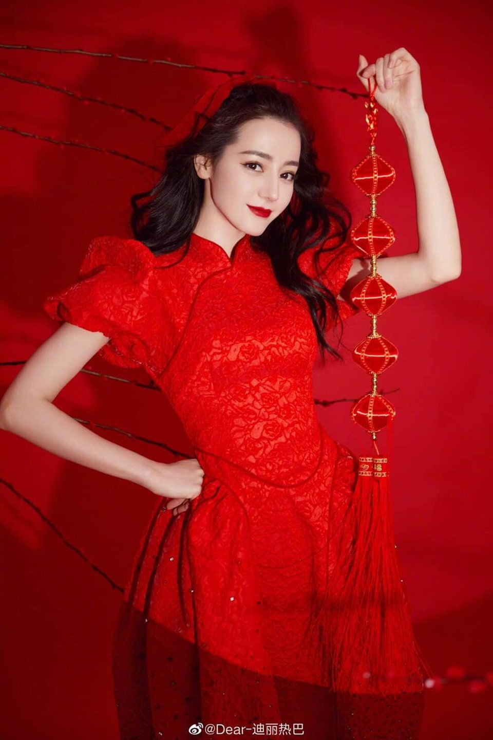 Xài nhầm filter khi livestream, đến xinh đẹp ngút ngàn như Địch Lệ Nhiệt Ba cũng mất điểm! ảnh 7