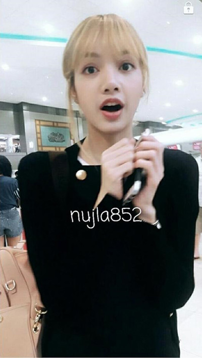 Hỏi nhanh đáp gọn với Lisa: Thứ gì quan trọng hơn cả tóc mái trị giá 200 tỷ đồng? ảnh 6