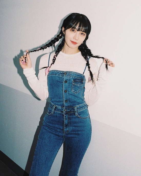 Sao Hàn 24H: Seulgi và Irene chụp hình đôi tình cảm, Solar (MAMAMOO) khoe kiểu tóc củ tỏi ảnh 4