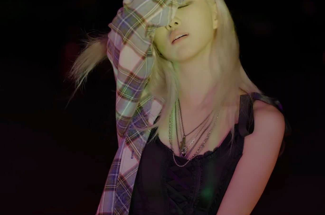 Giữa rừng đồ hiệu cao cấp, Rosé bất ngờ chọn một thiết kế táo bạo đến từ Việt Nam ảnh 6