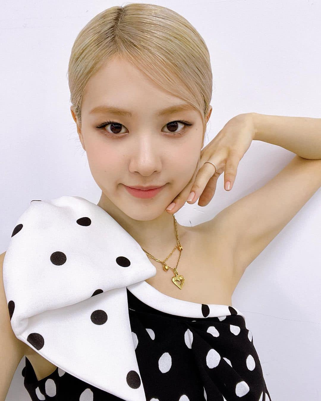 Đâu chỉ nhờ giảm cân và đổi màu tóc, Rosé thăng hạng nhan sắc còn do trang điểm ảnh 6