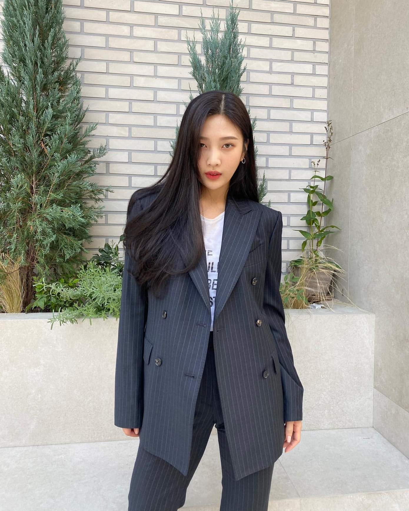 Chiếc áo thun này có gì bất thường mà khiến Joy (Red Velvet) bị chỉ trích dữ dội? ảnh 2