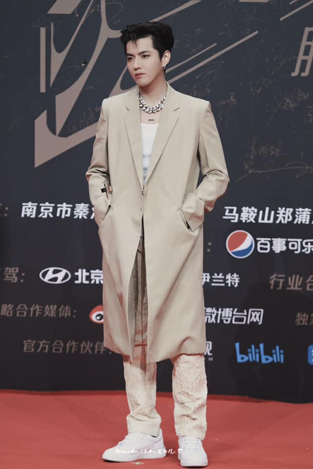 Chưa bao giờ sao nam C-Biz mặc đồ thời trang cuốn hút đến thế ở “Tinh Quang Đại Thưởng” ảnh 5