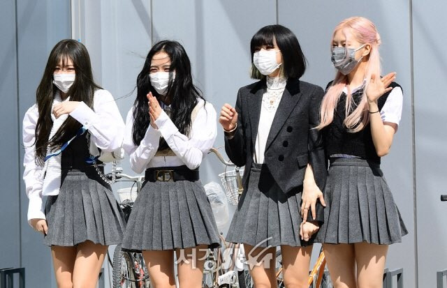 Ghi hình cho show “Knowing Bros”, BLACKPINK khiến netizen náo loạn vì điều này ảnh 9