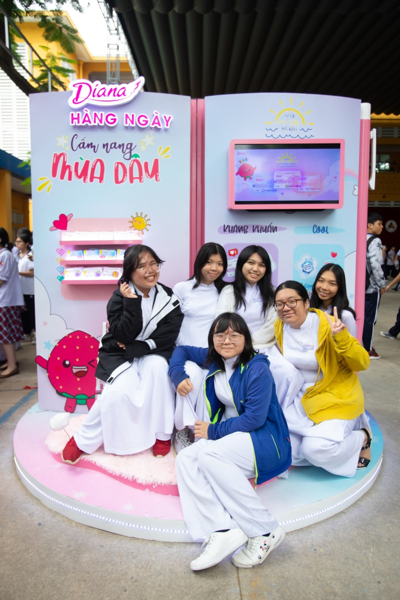 Các bạn học sinh vui vẻ khám phá các quầy hoạt náo của Diana School Tour. Giang Ơi cùng Diana thực hiện tour tâm tình tuổi dậy thì tại hàng chục trường trung học ảnh 6