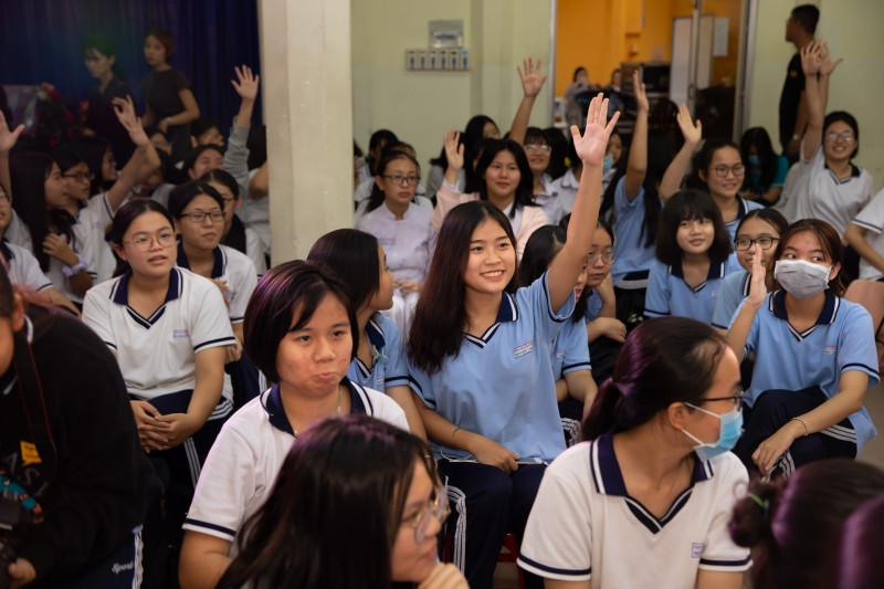 Các bạn nữ hào hứng tham dự buổi giao lưu. Giang Ơi cùng Diana thực hiện tour tâm tình tuổi dậy thì tại hàng chục trường trung học ảnh 3