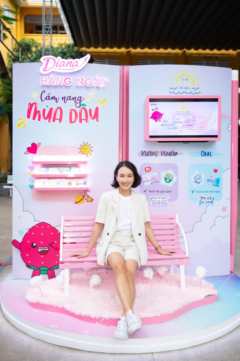 Giang ơi vui vẻ khám phá Diana School Tour trước buổi giao lưu. Giang Ơi cùng Diana thực hiện tour tâm tình tuổi dậy thì tại hàng chục trường trung học ảnh 2