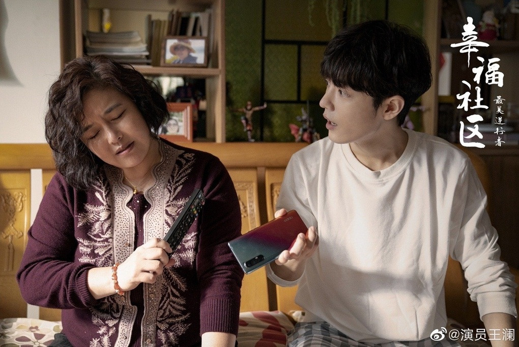 Chỉ là hành động tháo khẩu trang nhưng Tiêu Chiến cũng bị chê trách trong phim mới ảnh 4