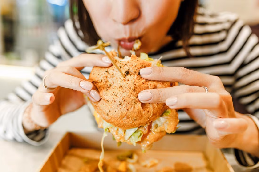 Nghĩ kỹ trước khi định mời mấy cô nàng Hoàng đạo này đi ăn kẻo phá sản đấy! ảnh 1