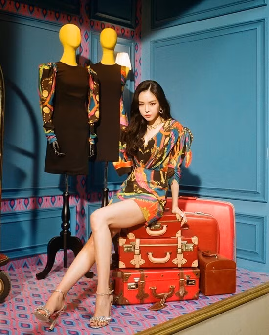 Sao Hàn 24H: Taeyong (NCT) khoe cơ bắp săn chắc, Song Hye Kyo trẻ trung như thiếu nữ 20 ảnh 3