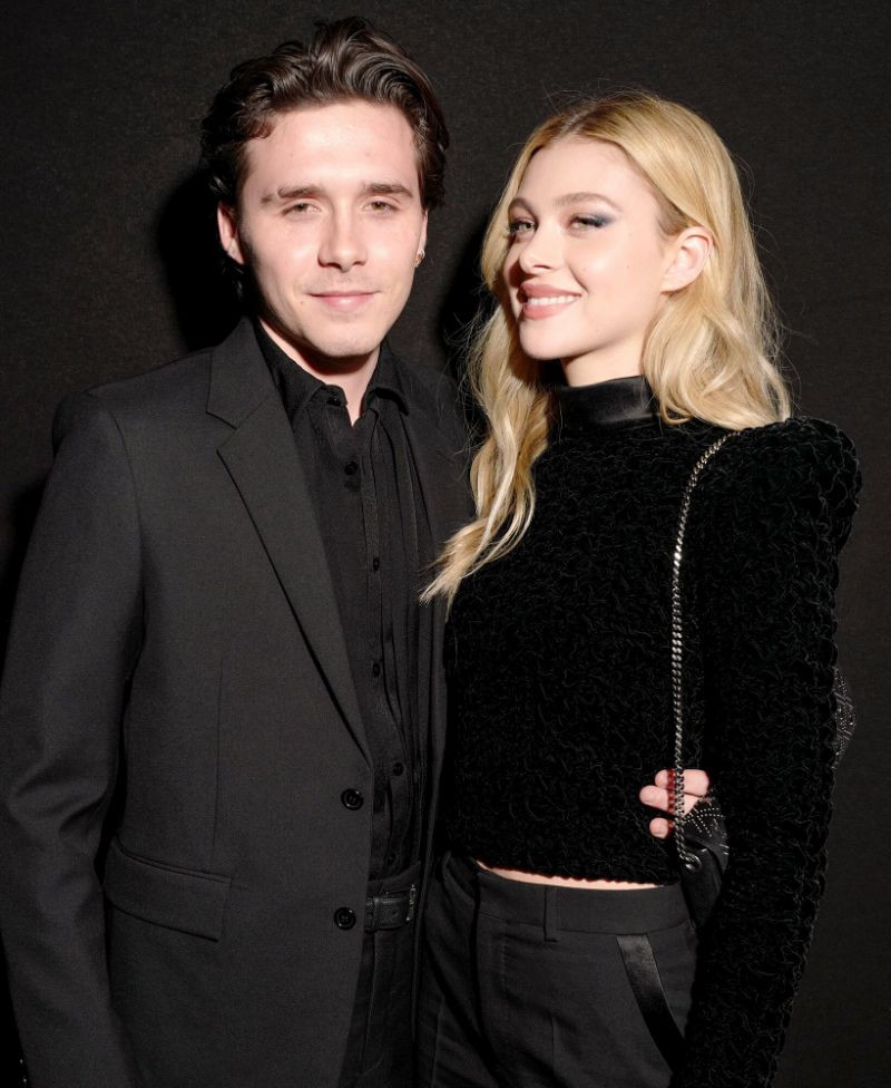 Hôn lễ của Brooklyn Beckham: Cha cô dâu lo chi phí, mẹ chú rể thiết kế váy cưới ảnh 1