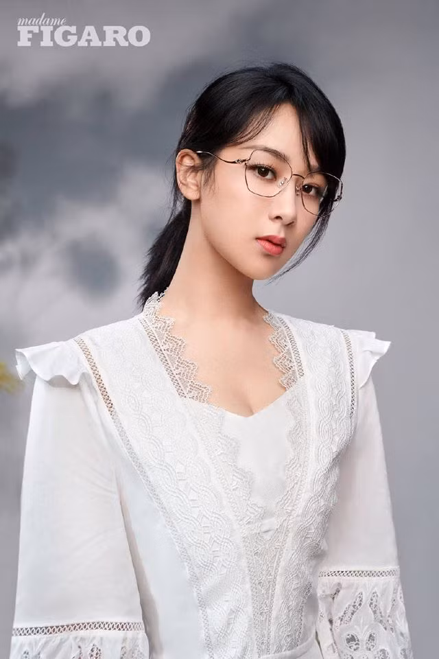 Cư dân mạng sốc với clip Dương Tử lộ gương mặt sưng, cứng đờ: Sự thật là? ảnh 1