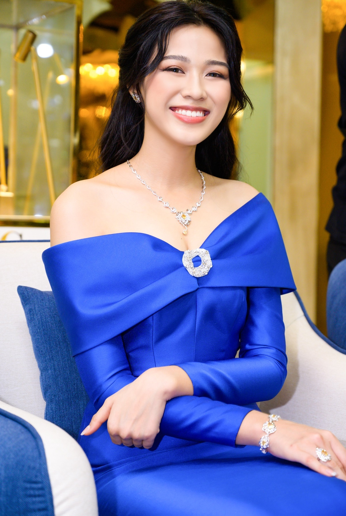 Chọn đúng trang phục trang điểm, Hoa hậu Đỗ Thị Hà xinh đẹp quý phái như công nương ảnh 3