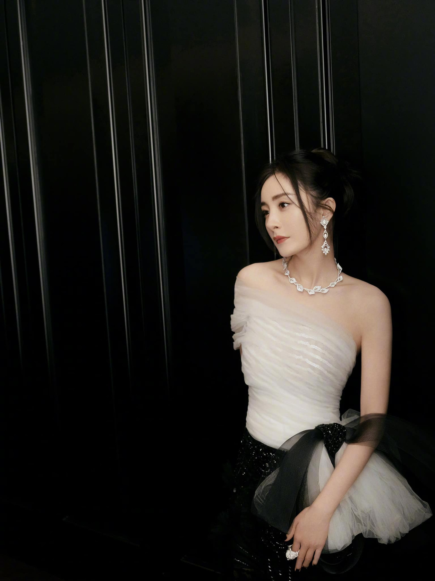 Lý do khiến Dương Mịch tránh đi thảm đỏ Đêm hội Weibo là vì lai lịch bất thường của bộ váy? ảnh 4