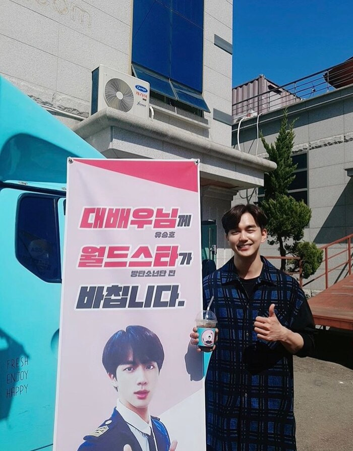 Cư dân mạng giật mình khi thấy Jin (BTS) gửi tặng xe cà phê cho nam thần này ảnh 2