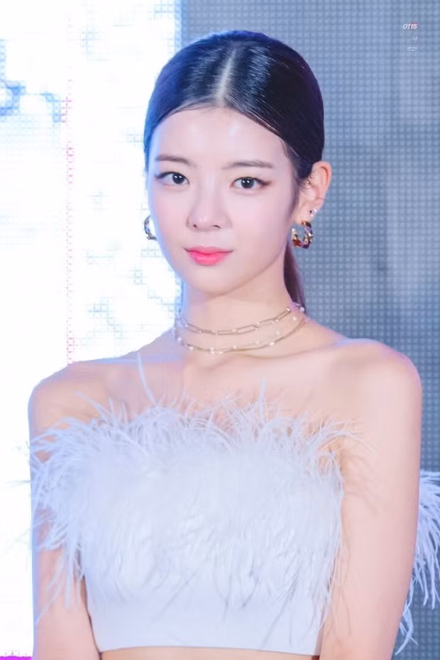 Netizen xứ Hàn quan tâm đến cả khuôn đầu của idol và đây là cô gái được khen nhiều nhất ảnh 5