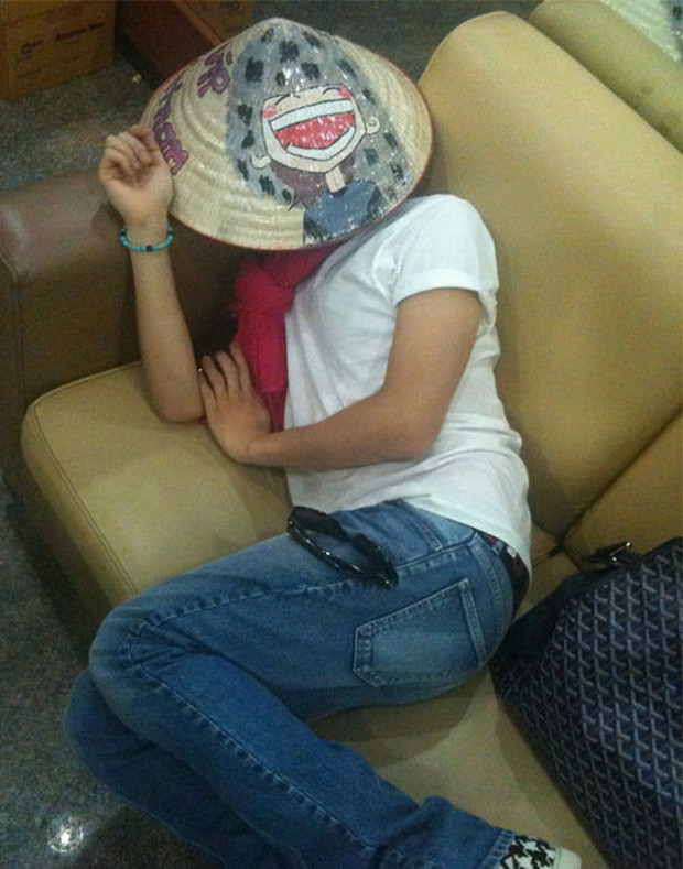 Ngoài Rosé (BLACKPINK), còn những idol đình đám nào từng khoe sắc với thời trang Việt? ảnh 5