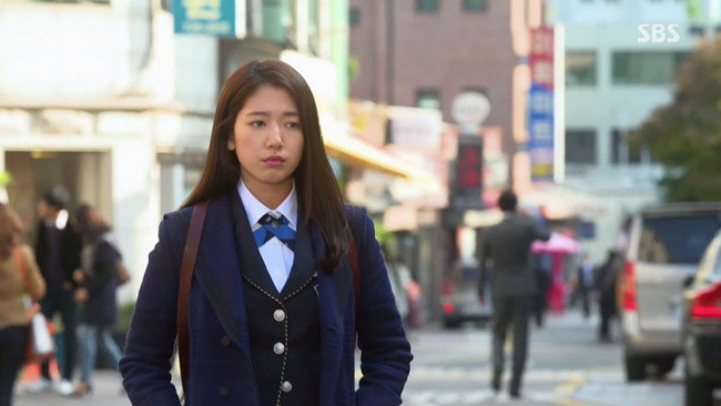 Diện đồ hiệu suốt từ đầu phim nhưng riêng lần này Seo Ye Ji bị chê “không phù hợp” ảnh 6