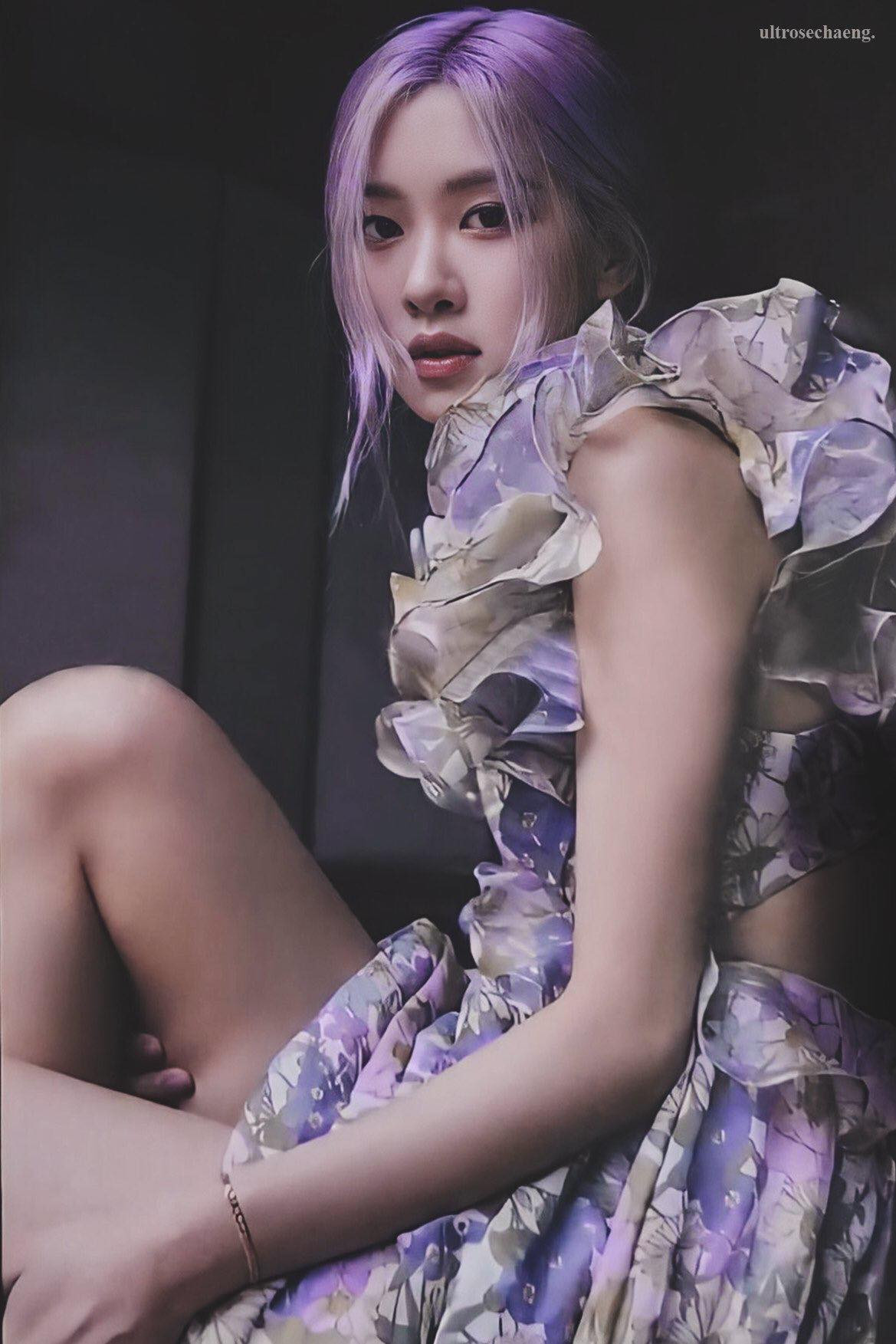 Vì đụng hàng với Rosé mà netizen mới biết váy của Momo (TWICE) được chỉnh sửa cao tay ảnh 1