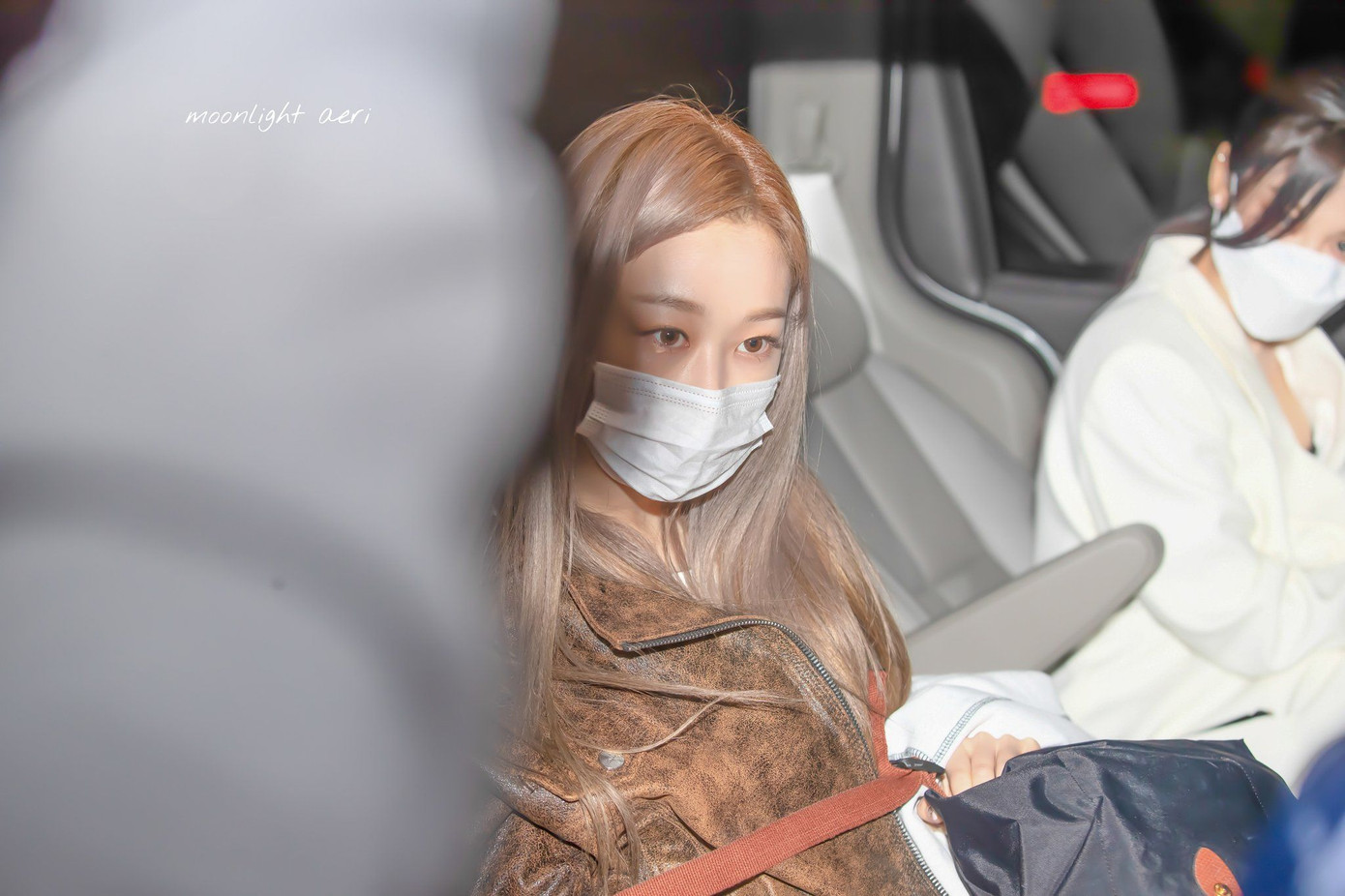 Chỉ là đeo khẩu trang đi làm mà aespa vẫn được khen ngợi vì thần thái sang chảnh ảnh 10
