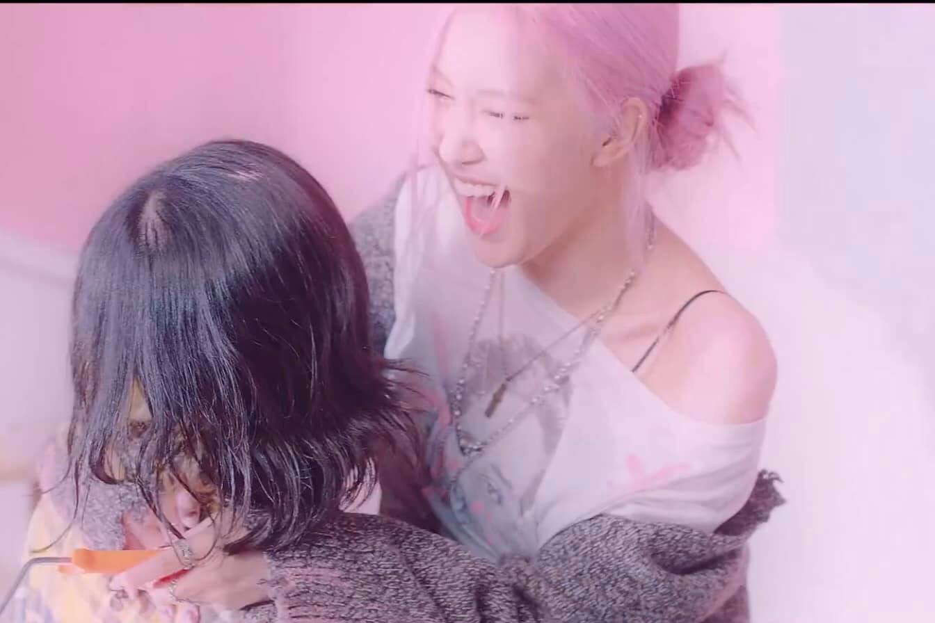 Diễn cảnh tình cảm quá ngọt trong Lovesick Girls, Rosé bị nghi hẹn hò với mỹ nam YG Ent ảnh 4