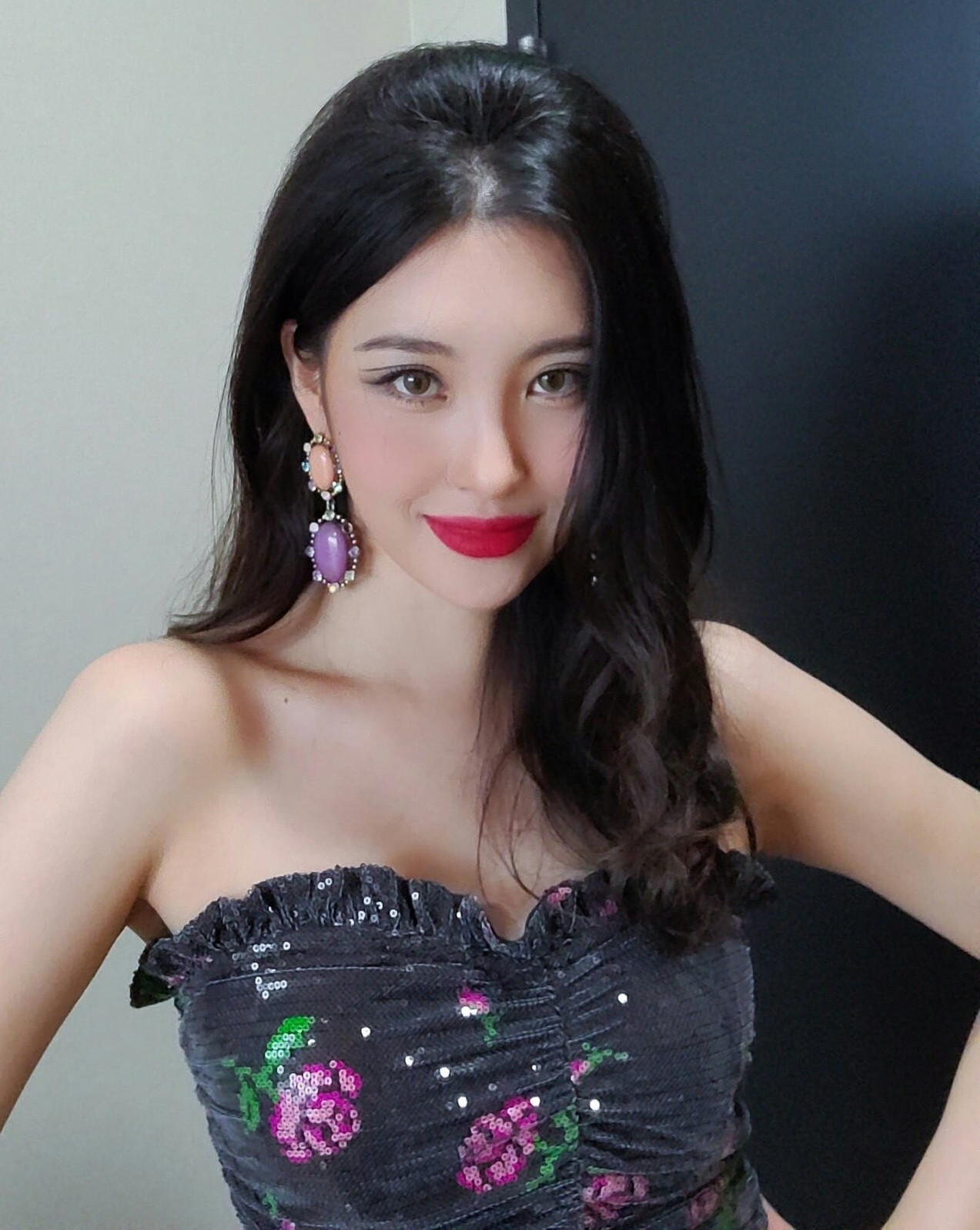 Diện váy hoa sau Sunmi nhưng Rosé lại ghi điểm nhờ pha cắt chỉnh đơn giản mà hiệu quả ảnh 3