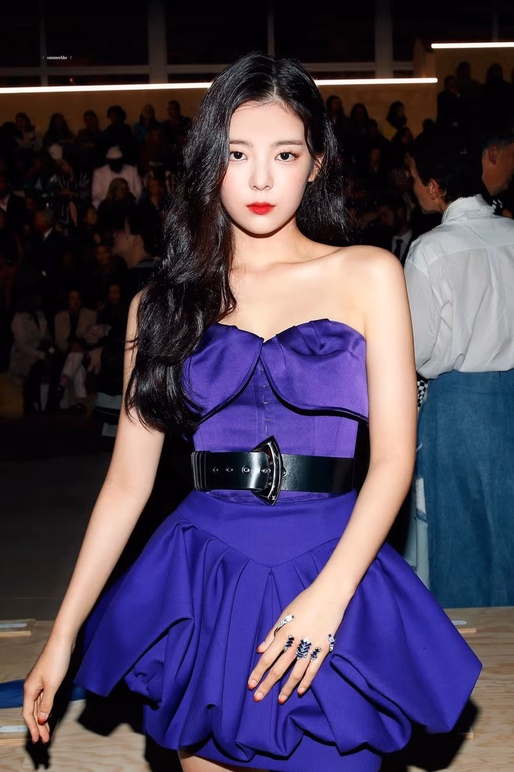 Netizen xứ Hàn quan tâm đến cả khuôn đầu của idol và đây là cô gái được khen nhiều nhất ảnh 2