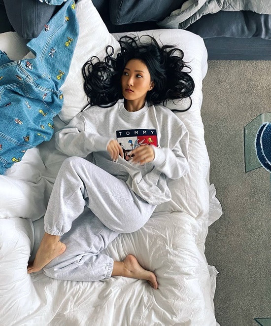 Sao Hàn 24H: Yoona (SNSD) đội tóc giả siêu khác lạ, Seulgi (Red Velvet) ngầu bá cháy ảnh 2