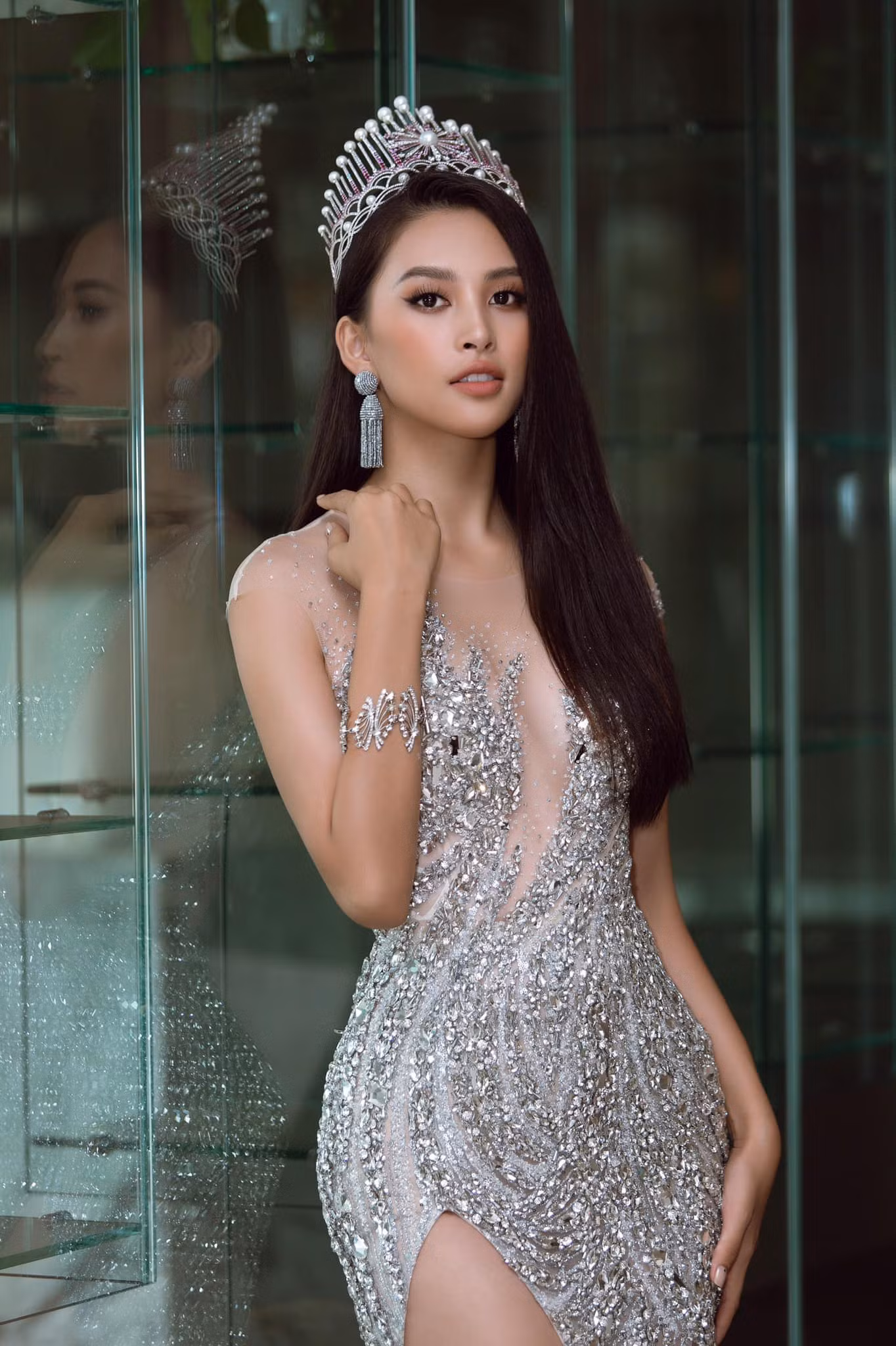 Ngắm Tiểu Vy mới lạ với tóc ngắn, chợt nhận ra chưa kiểu tóc nào làm khó được Hoa hậu ảnh 3