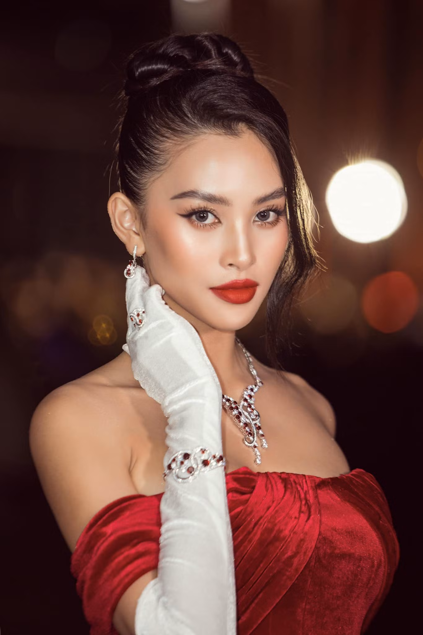 Ngắm Tiểu Vy mới lạ với tóc ngắn, chợt nhận ra chưa kiểu tóc nào làm khó được Hoa hậu ảnh 6