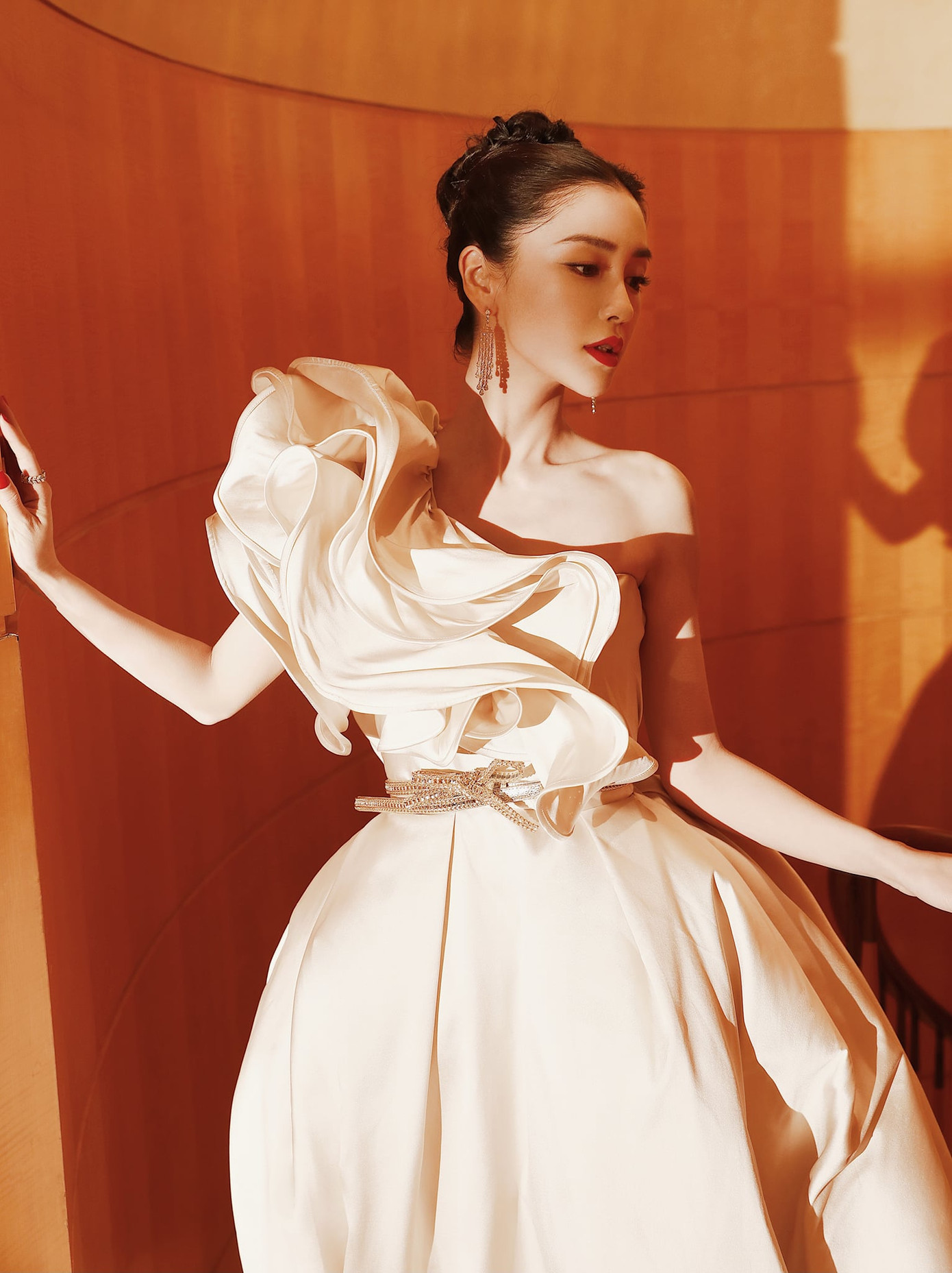 Đến cả “nữ hoàng thảm đỏ” Angela Baby cũng mắc lỗi trang phục vì ham lấn át người khác ảnh 6