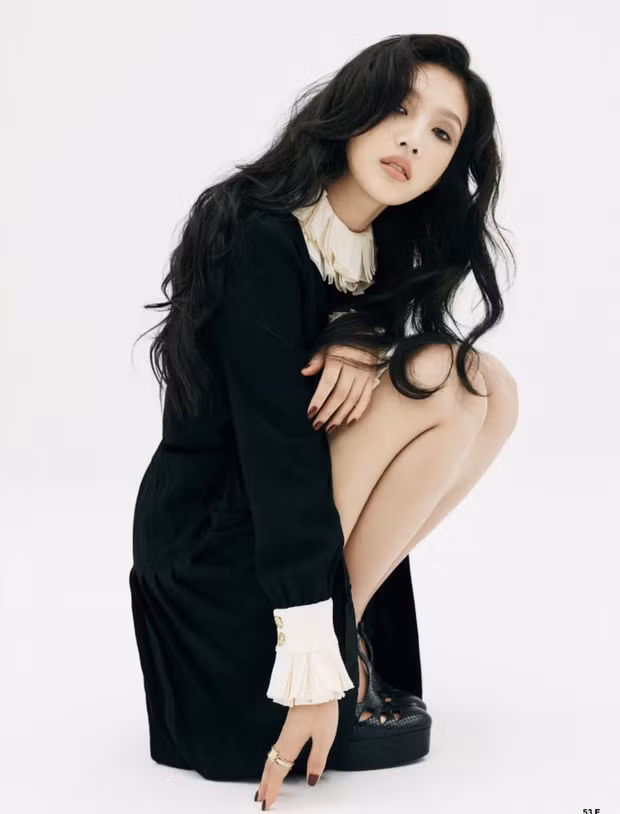 Hết Yeri bị bảo bắt chước Jennie, tới lượt Joy bị mang so sánh với Lisa vì đụng hàng ảnh 3
