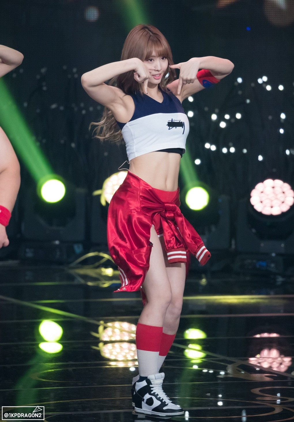 Ngoài Kim Sejeong, K-Pop còn rất nhiều nữ idol “nhìn mặt đáng yêu, nhìn cánh tay hết hồn” ảnh 6