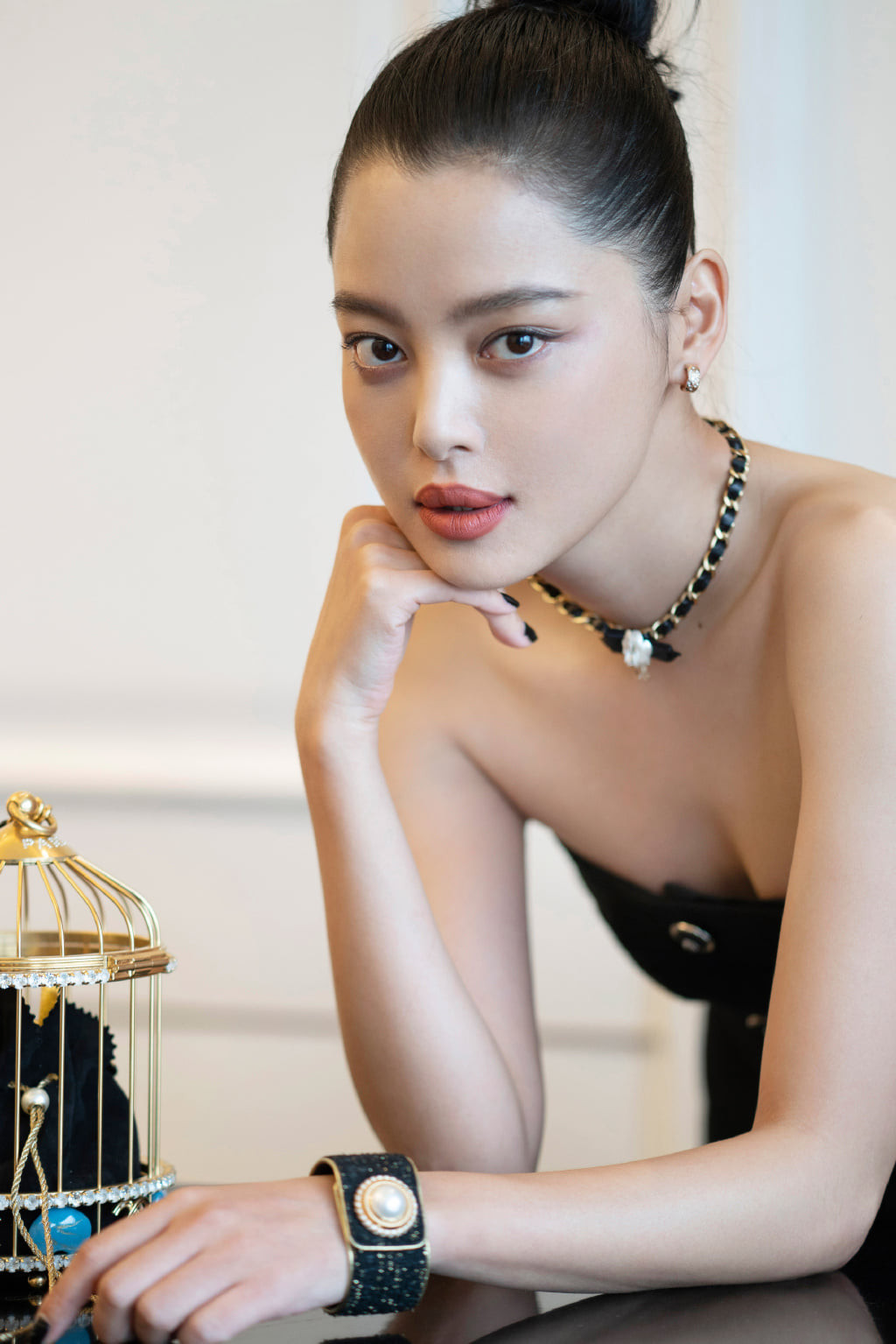 Hiếm hoi lắm mới thấy Jennie (BLACKPINK) chịu lép vế người khác khi đụng hàng đồ Chanel ảnh 5