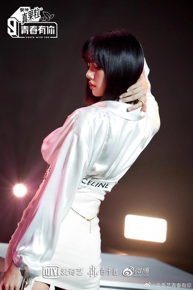 Netizen một lần nữa bái phục stylist BLACKPINK: Phối đồ đã khéo, còn quảng cáo cao tay ảnh 4