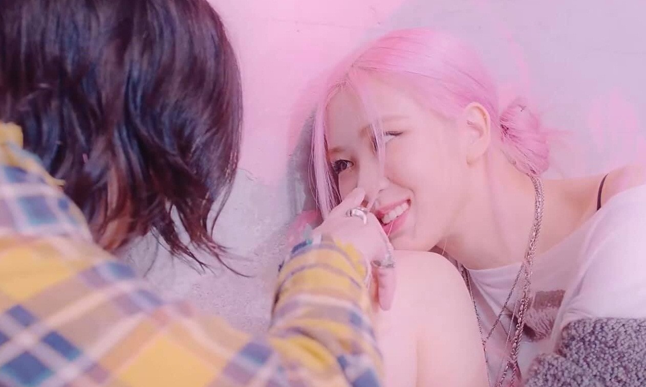 Diễn cảnh tình cảm quá ngọt trong Lovesick Girls, Rosé bị nghi hẹn hò với mỹ nam YG Ent ảnh 1