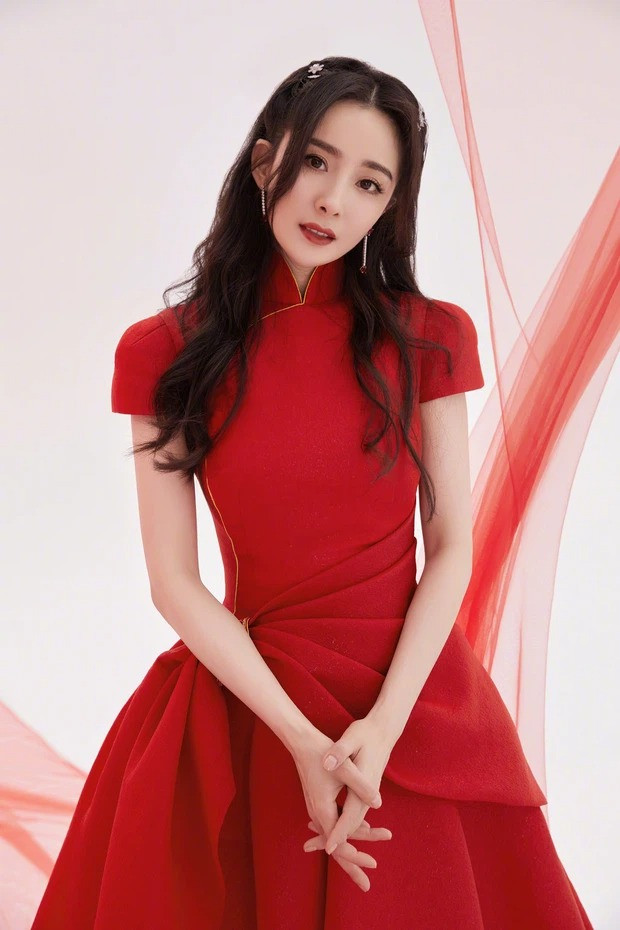 Sao C-Biz diện đồ đỏ đón Tết: Nhiệt Ba, Dương Mịch hay Quan Hiểu Đồng xứng danh “công chúa”? ảnh 2