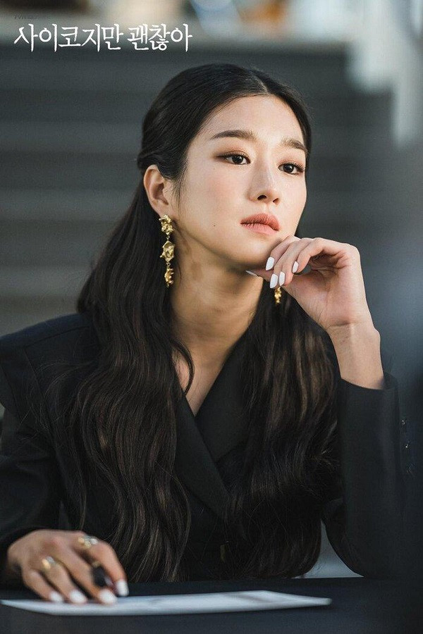 Ko Moon-Young là nàng "điên nữ" gây sốt với Điên thì có sao Khi hội chị em bạn dì quyết tâm khuynh đảo showbiz thì không gì là không thể ảnh 1