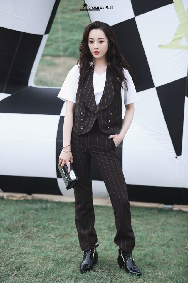 “Con dâu vua sòng bạc” Ming Xi và Địch Lệ Nhiệt Ba bị chê xuống sắc khi dự sự kiện ảnh 7