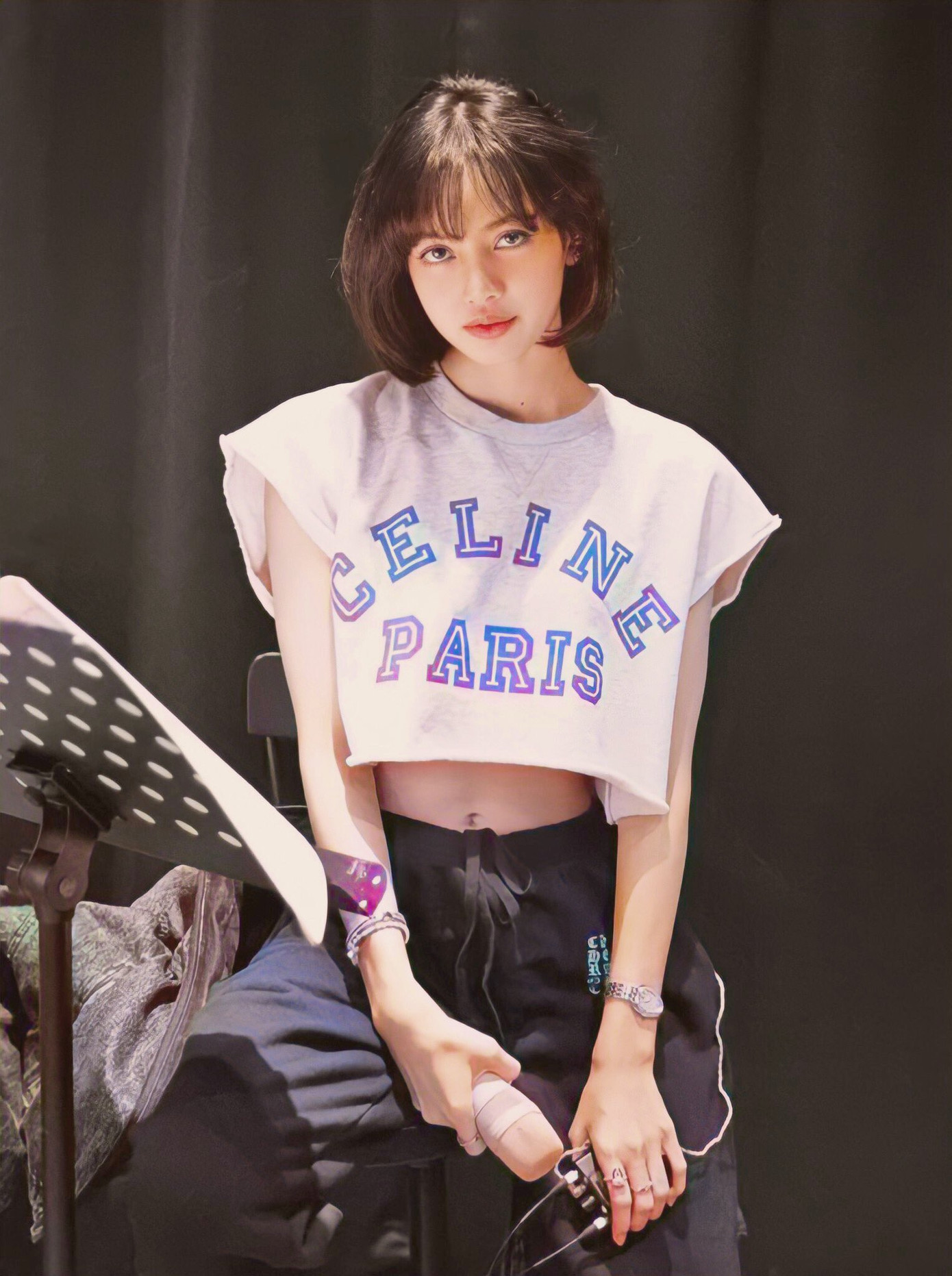 Cứ ngỡ Lisa không thể sống thiếu keo xịt tóc mái, hóa ra vật bất ly thân lại là thứ khác ảnh 1