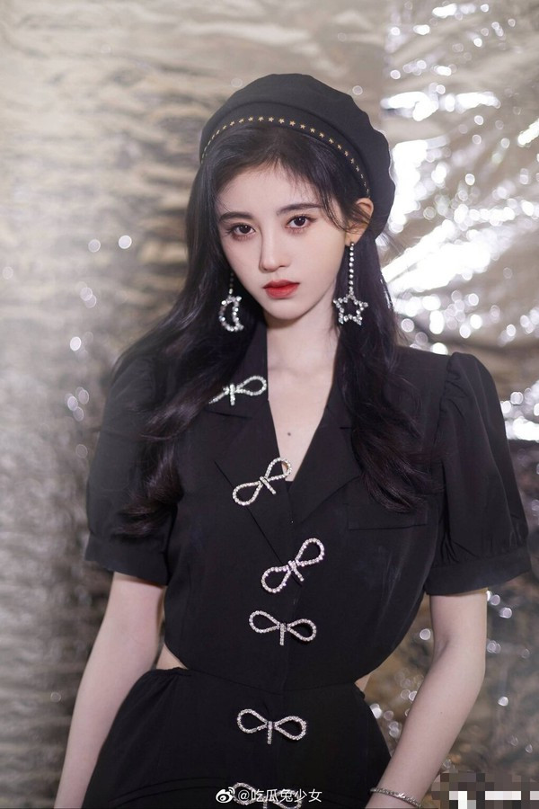 “Mỹ nữ 4000 năm” Cúc Tịnh Y lại bị nghi mặc đồ nhái, sau váy Miu Miu đến áo Gucci ảnh 5