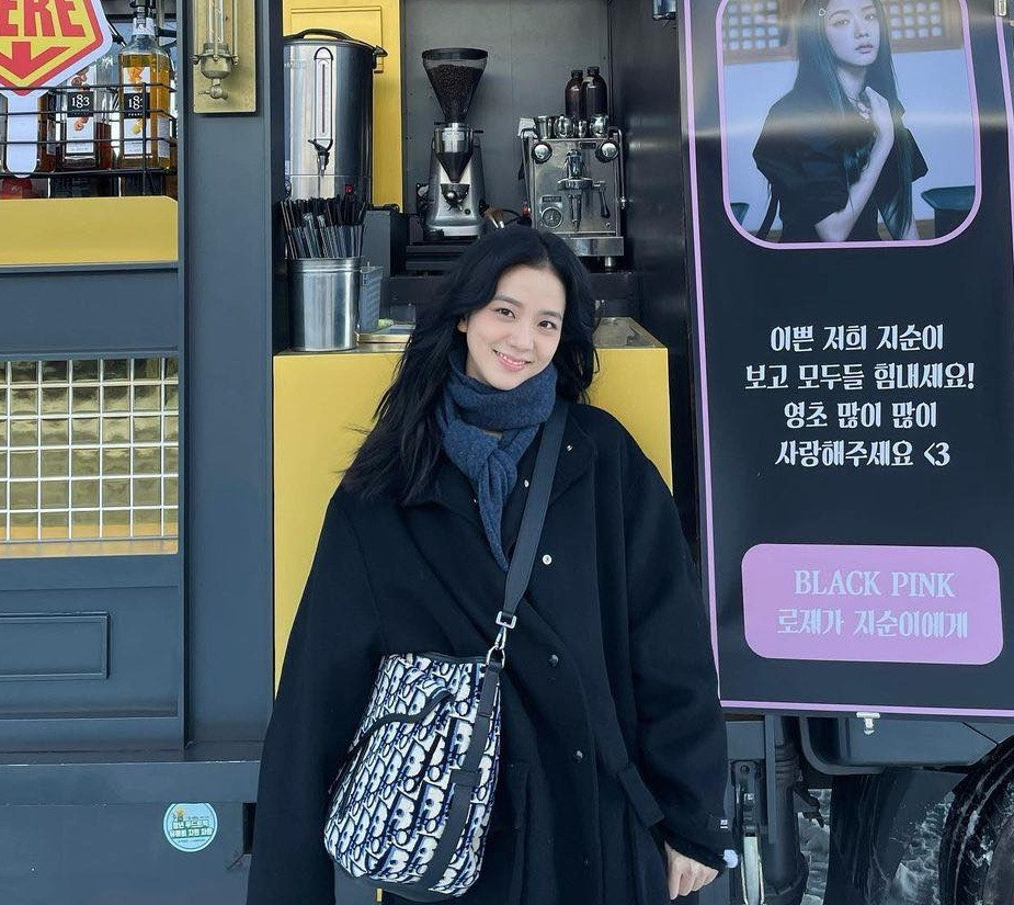 Jisoo trên trường quay bộ phim đầu tay "Snowdrop" Jisoo chưa được hát solo: Quyết định đúng của YG Ent hay chị cả BLACKPINK lại chịu ấm ức? ảnh 3