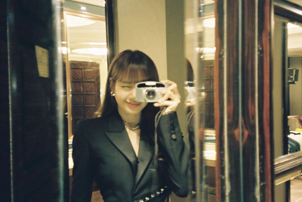 Muốn có ảnh selfie xịn xò với gương, hãy học ngay những bí quyết này của BLACKPINK! ảnh 9