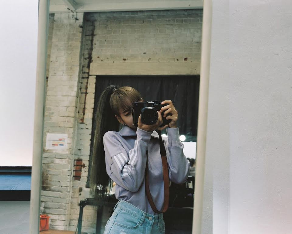 Muốn có ảnh selfie xịn xò với gương, hãy học ngay những bí quyết này của BLACKPINK! ảnh 8